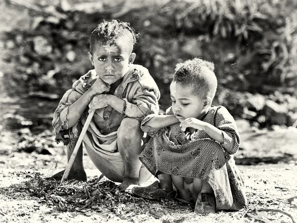 stock image Two Ethiopian children sit on the ground