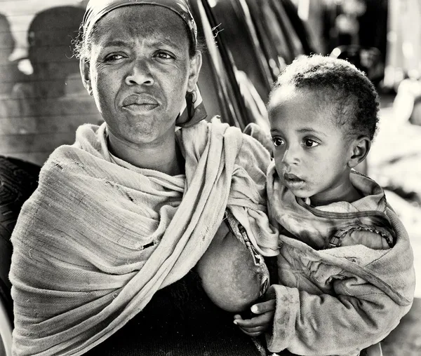 Una mujer etíope no identificada sostiene a su bebé en sus manos —  Fotos de Stock