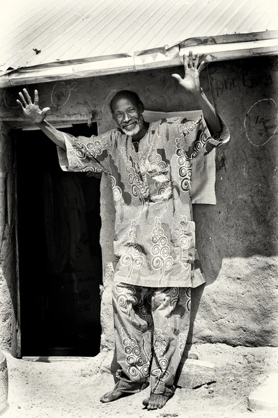 Un anciano de Benín sonríe y posa —  Fotos de Stock