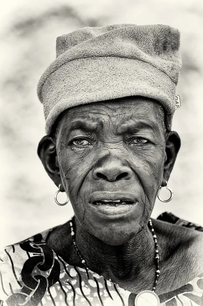 Uma velha Benin observa atentamente — Fotografia de Stock