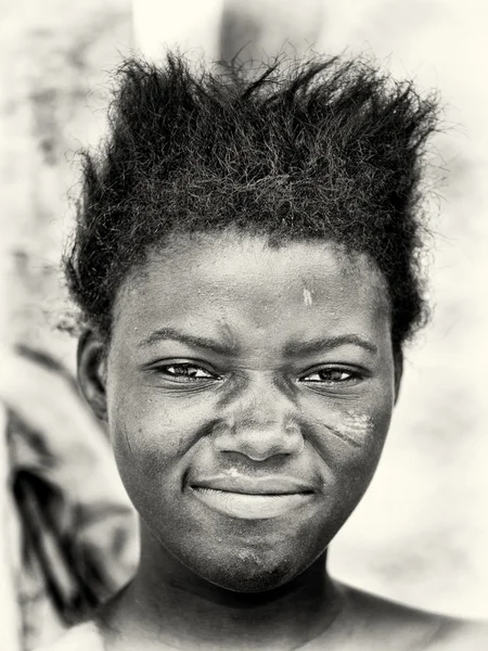 Женщина из Бенина с редкими волосами — стоковое фото