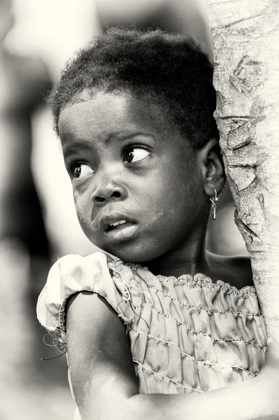 A Benin little girls hides — Stock Photo, Image