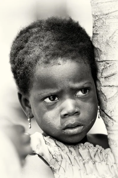 A Benin little girl watches attentively — Stock Photo, Image