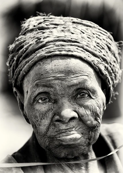 Benin üzerinden çok yaşlı kadın — Stok fotoğraf