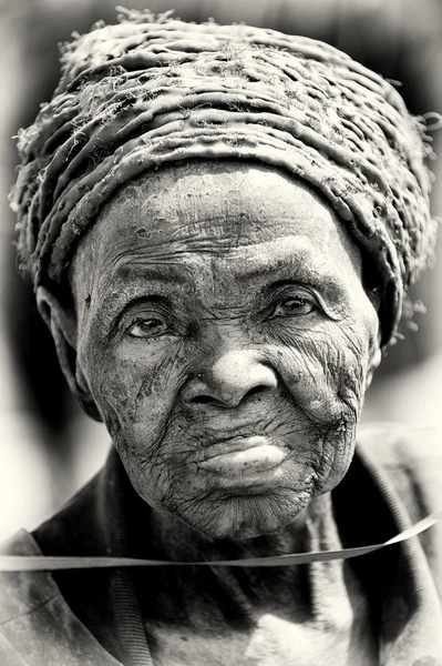 A very old lady from Benin poses for the camera — Stock Photo, Image