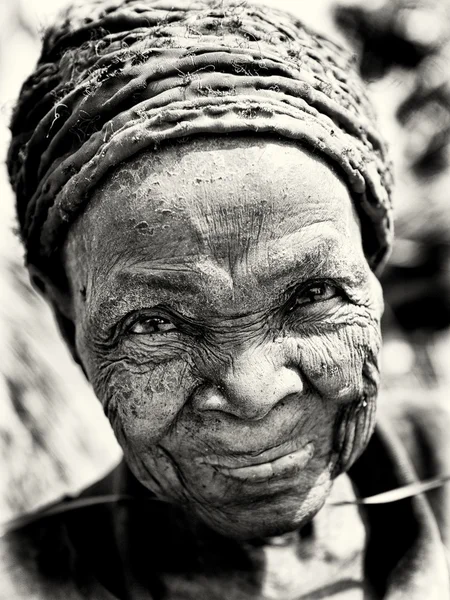 Egy nagyon öreg hölgy mosolyog a kamera — Stock Fotó