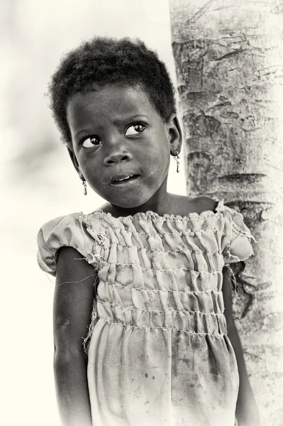 Uma jovem Benin observa com cuidado — Fotografia de Stock