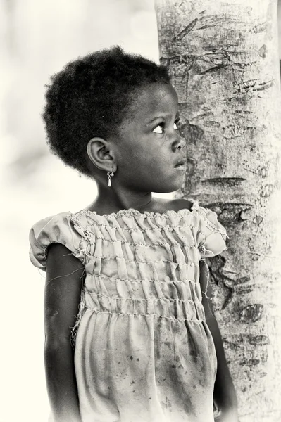 A Benin young girl watches at her mother — Stock Photo, Image