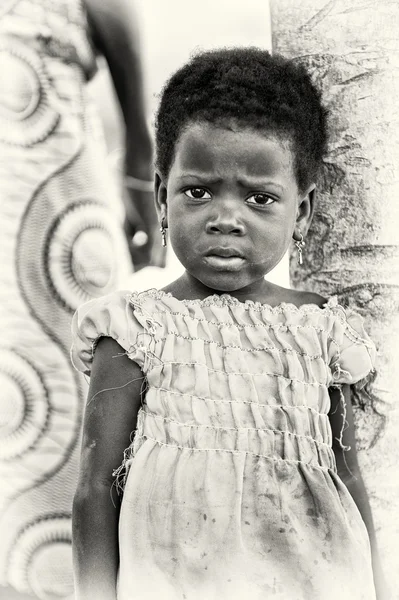 Uma menina Benin parece triste — Fotografia de Stock