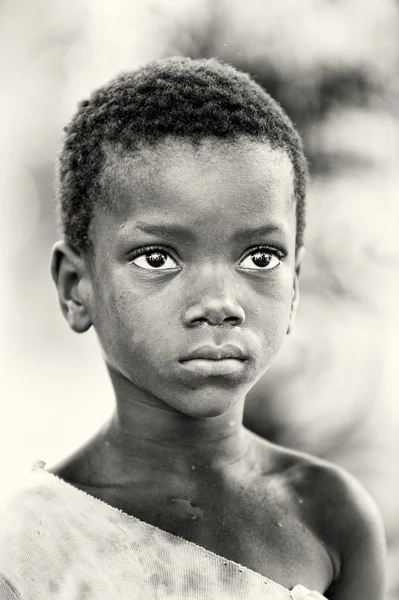 Маленькая девочка Бенин с красивыми глазами — стоковое фото