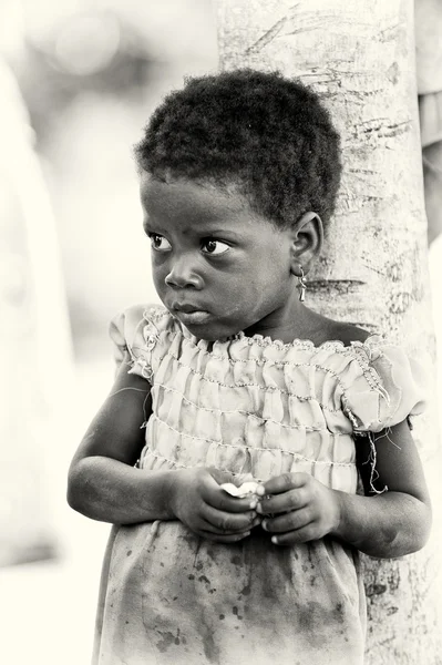 Une petite fille béninoise a du papier dans les mains — Photo