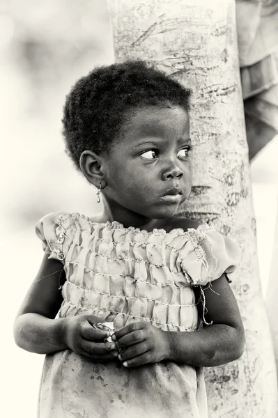 Beninu malá holka wathes a okolí — Stock fotografie