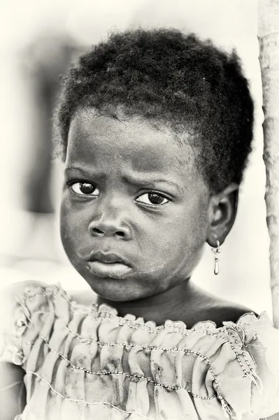 दु: खी डोळे एक बेनिन लहान मुलगी — स्टॉक फोटो, इमेज