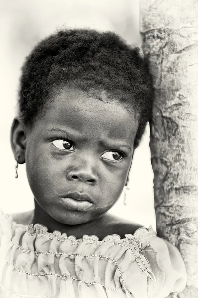 Маленькая девочка Бенин позирует — стоковое фото