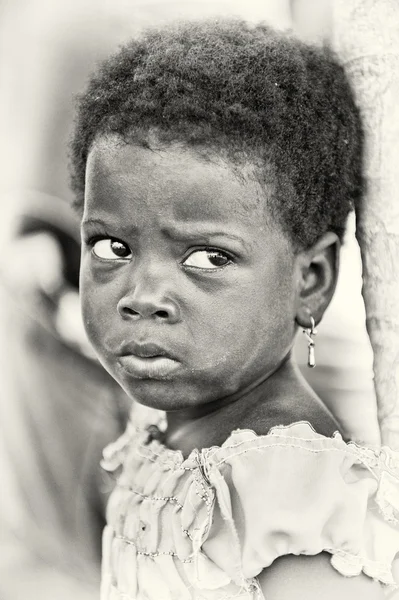 Una bambina del Benin quasi piange — Foto Stock