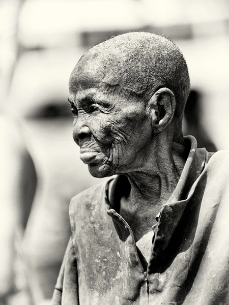 Benin üzerinden çok yaşlı adam onun sol — Stok fotoğraf