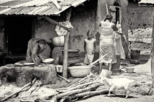 Benin ladies clean the dishes — Stock Photo, Image