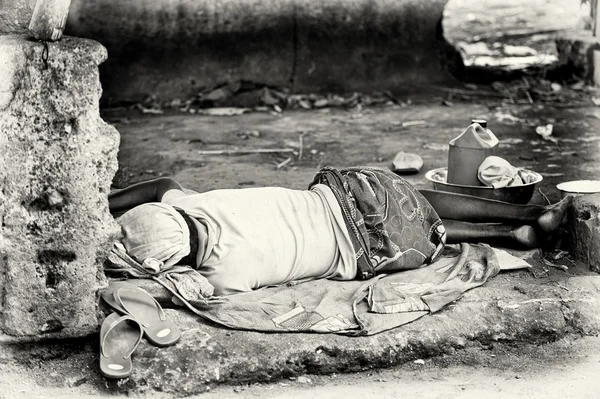 Una mujer Benin duerme sobre la harina — Foto de Stock