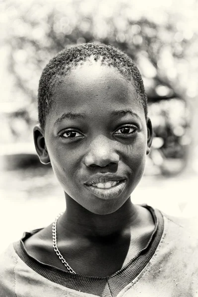Benin ładny dziewczyna pozuje — Zdjęcie stockowe