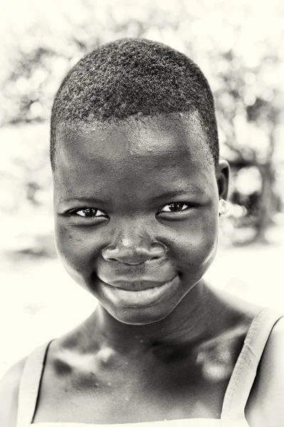Ładny benin dziewczyna pozuje i uśmiechy — Zdjęcie stockowe