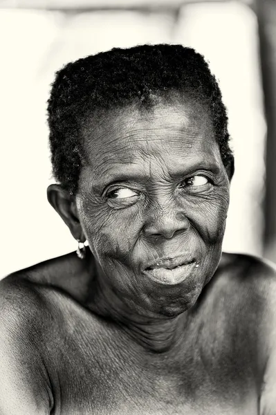 Une vieille dame du Bénin montre à sa gauche — Photo
