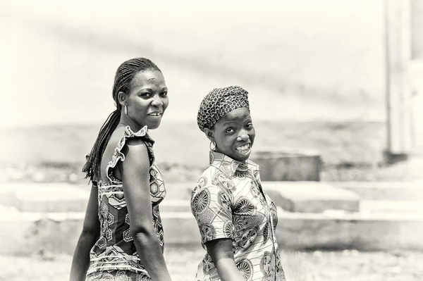 Två benin flickor leende dåligt för kameran — Stockfoto