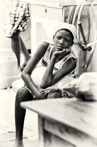 Una ragazza del Benin guarda qualcuno — Foto Stock