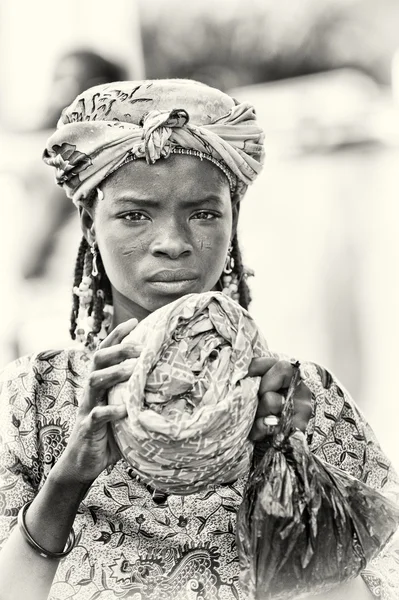 Benin ung flicka i en mycket vacker kläder — Stockfoto