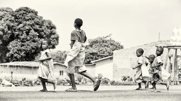 Benin barnen springa fram för drömmar — Stockfoto