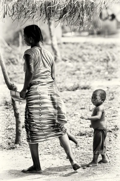 Małe dziecko benin następuje jego matka i płacze — Zdjęcie stockowe