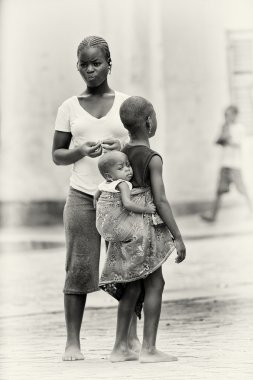 Benin annem çocukları ve bir erkek kardeşi ile bir diğer sırtında taşır.