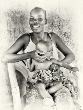 Benin anne ve bebeği dillerini gösteriyor.