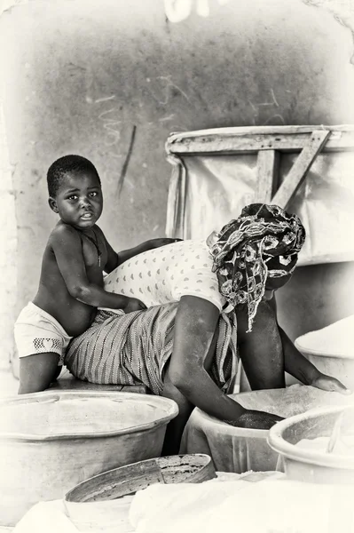 La pequeña Benin da un abrazo a su hermano —  Fotos de Stock