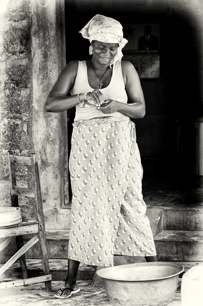 Benin žena startuje náramek — Stock fotografie