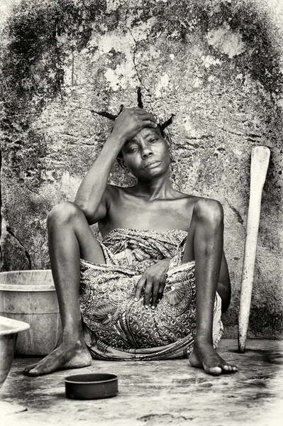 Benin kvinde er træt efter meget hårdt arbejde - Stock-foto