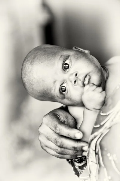 Малыш из Бенина на руках у матери — стоковое фото