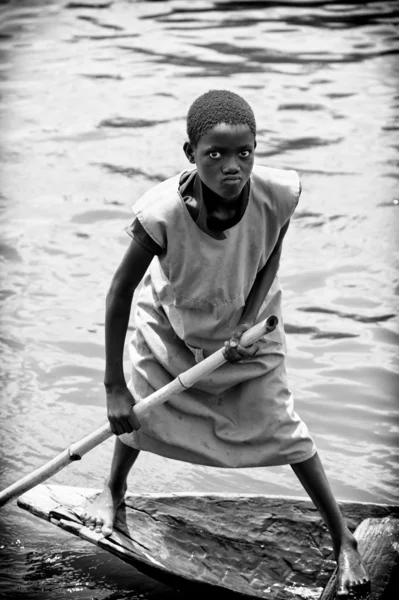 Kleiner Benin-Junge schwimmt im Kanu — Stockfoto
