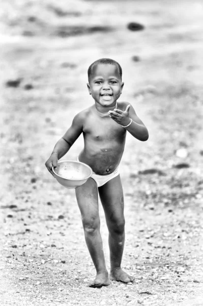 Bénin garçon mange à partir d'une assiette — Photo