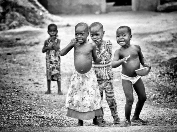 Benin çocuklar birlikte yemek — Stok fotoğraf