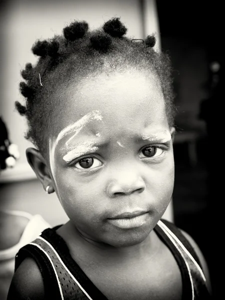 Benin småflickor med pasta på hennes ansikte — Stockfoto