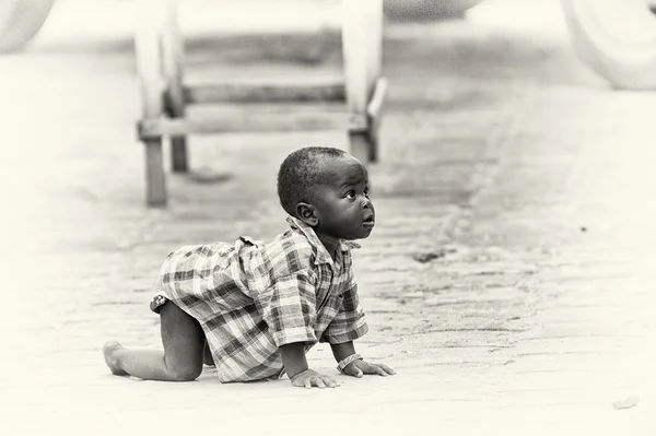 Mycket nyfiken liten benin baby pojke — Stockfoto