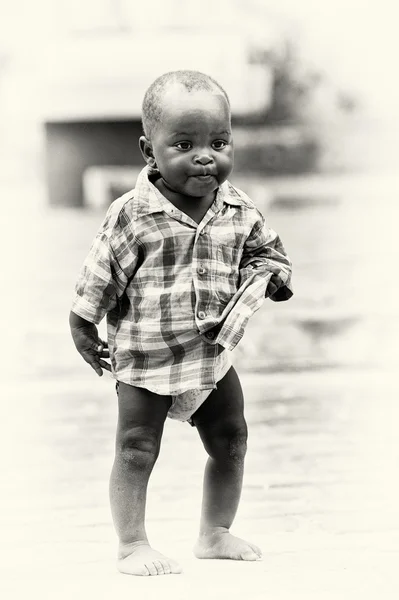 Liten pojke från benin i en skjorta — Stockfoto