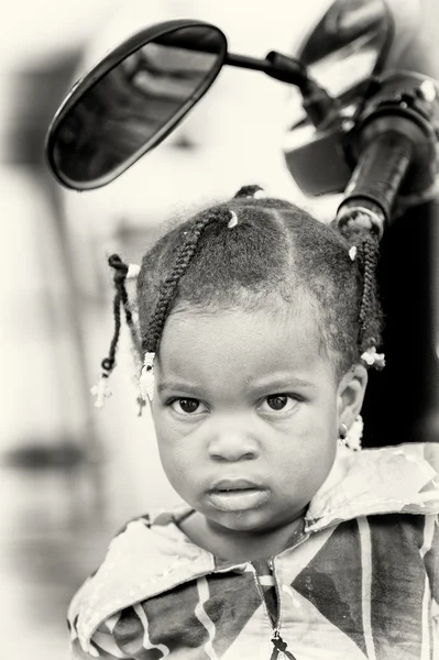 Pequena menina Benin posa para a câmera — Fotografia de Stock