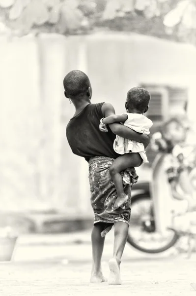 Benin tar barnet sitt. – stockfoto