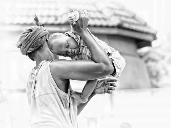 Benin woman carries her baby — Stock Photo, Image