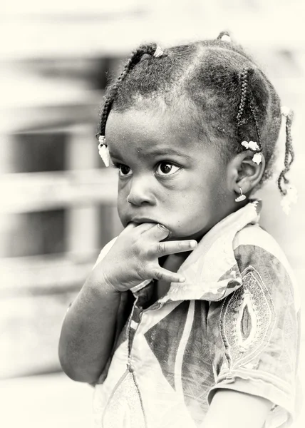 Kis baba lány Benin ujját a szájába — Stock Fotó