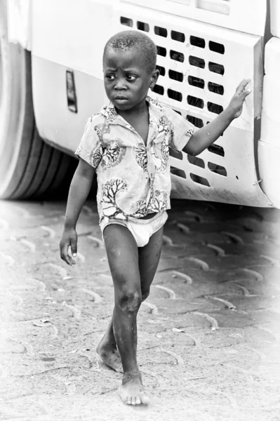 Chlapeček benin poblíž auto — Stock fotografie