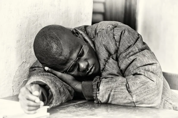 Benin Mann schläft auf einem Tisch — Stockfoto