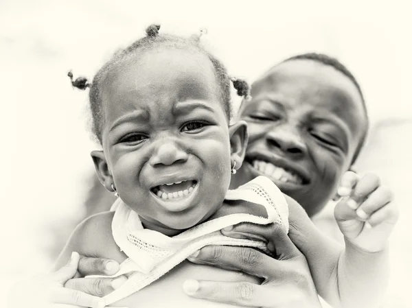 Benin mor viser sin vakre baby for kameraet – stockfoto