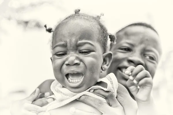 Benin annem güzel bebeği için kamera ve bebeğin ağlamasını gösterir — Stok fotoğraf